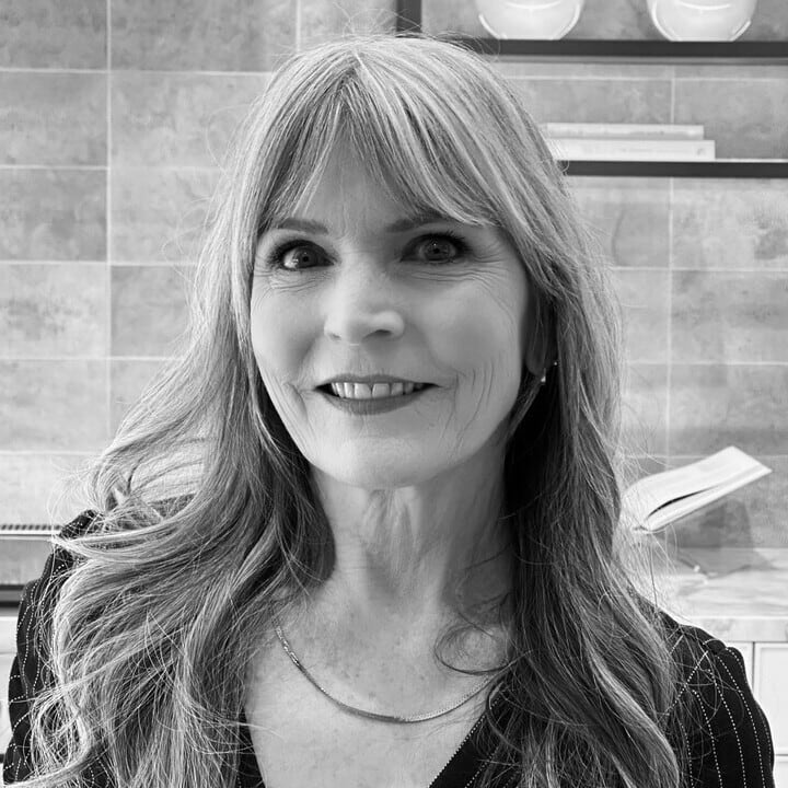 Kelly Lafosse, showroom manager and designer in eggersmann Laguna in a black and white photo Kelly Lafosse, showroom manager and designer in eggersmann Laguna in a black and white photo