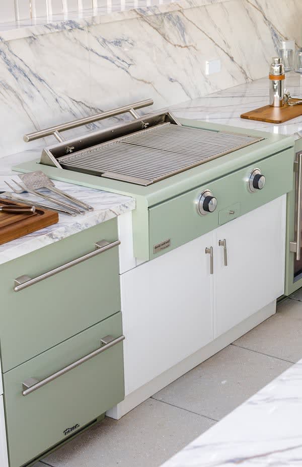 luxury grill with hideaway lid by true caliber