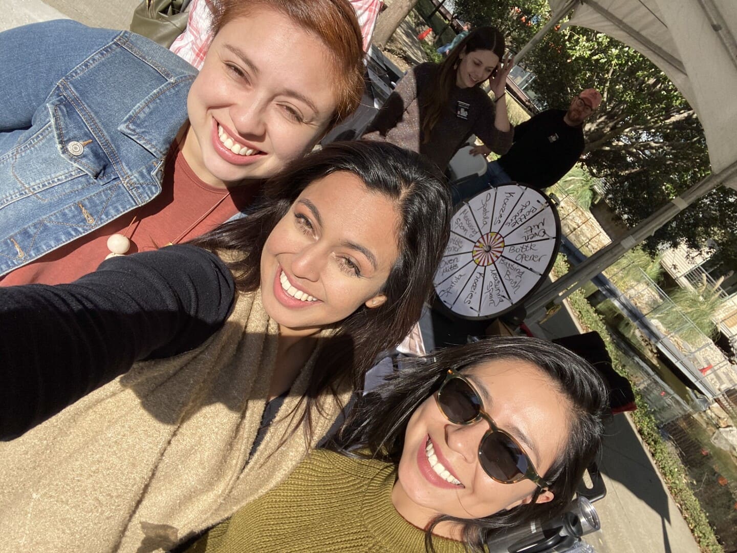 eggersmann dallas designer gabby espinoza and friends take a selfie while volunteering for the volunteers from aia dallas tour of homes 2019