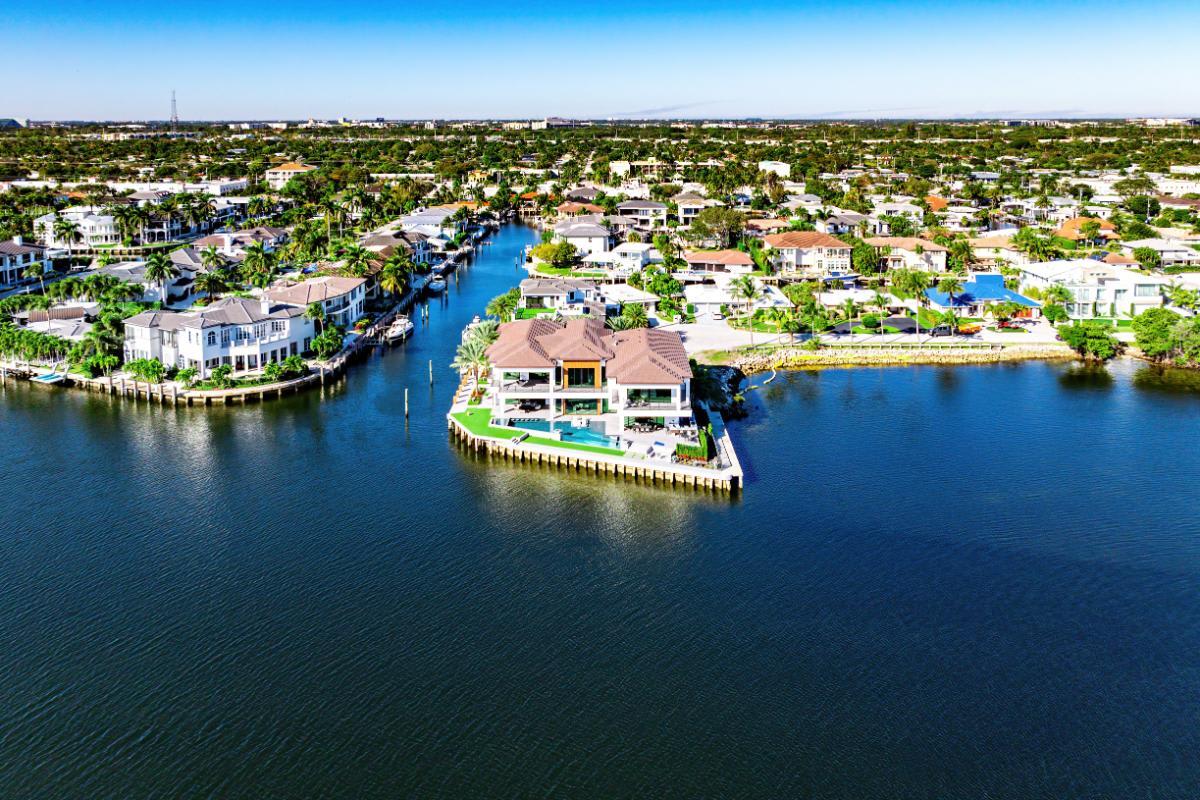 Dream Home on the Water: A Contemporary Boca Raton Kitchen
