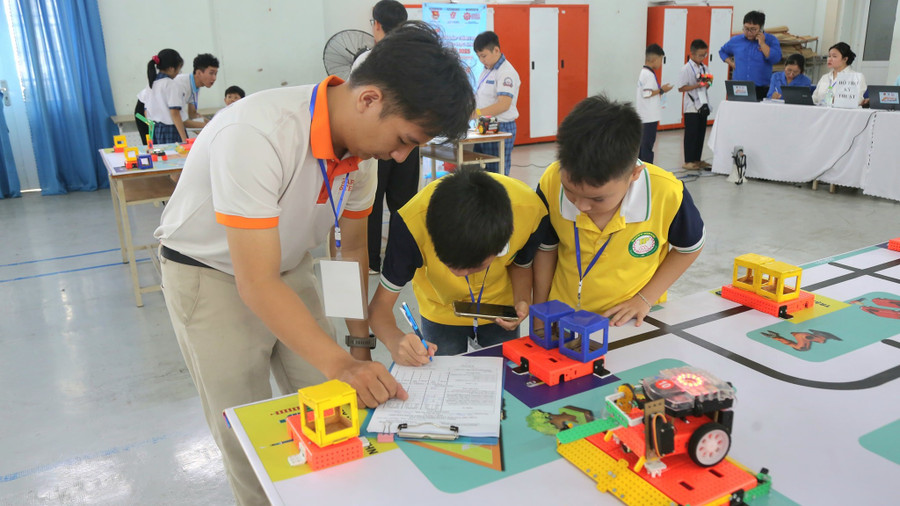 180 học sinh tranh tài lắp ráp, lập trình robot (Giáo dục & Thời đại)