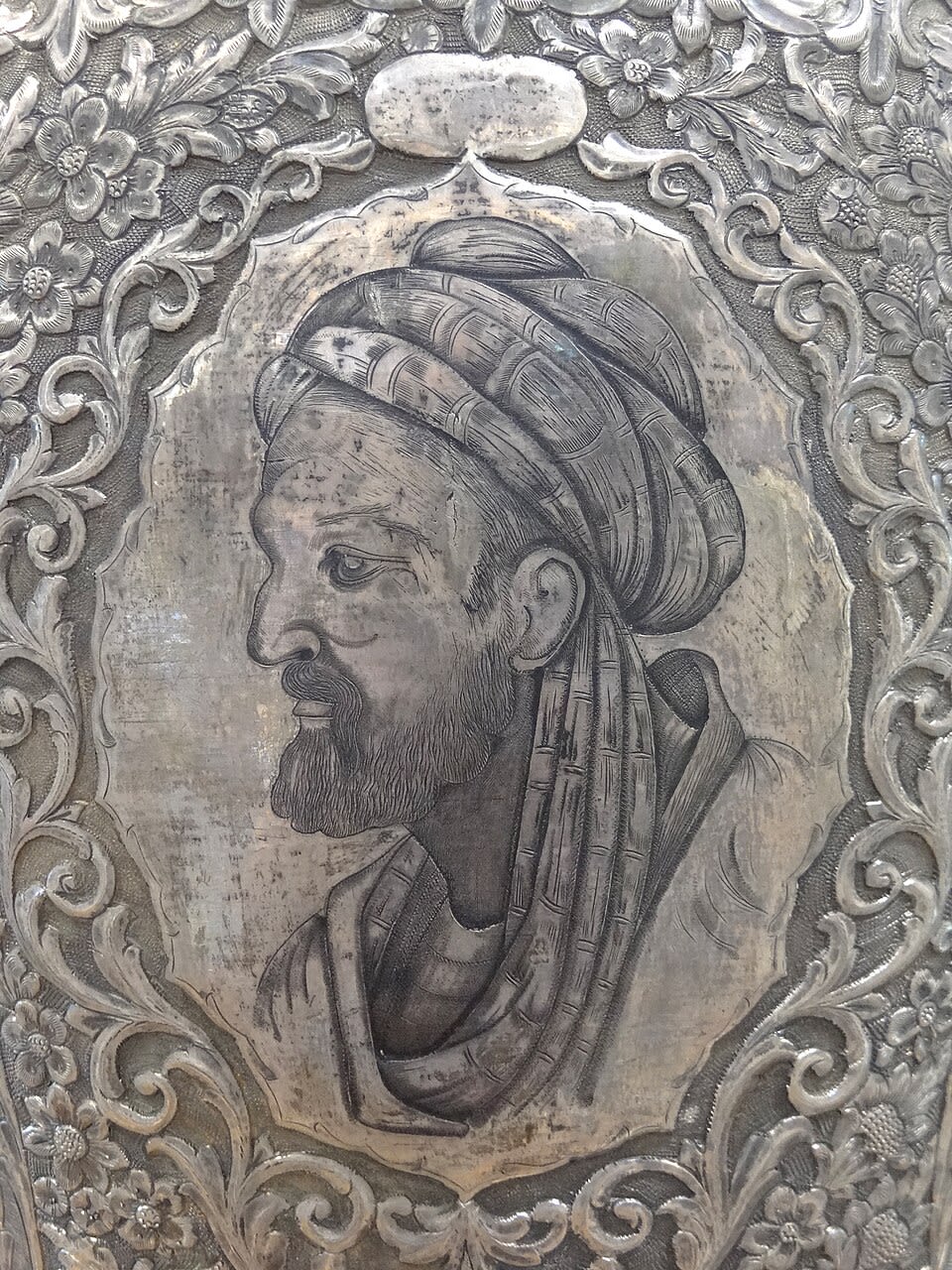 ابن سينا: أمير الأطباء وفيلسوف الشرق المعلم الثاني للطب الإنساني