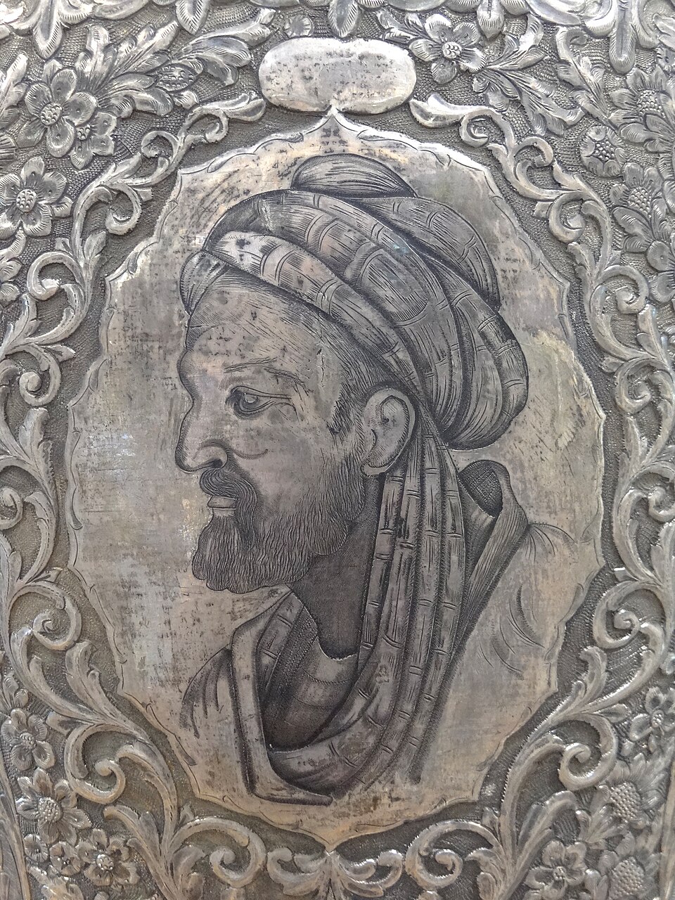 ابن سينا: أمير الأطباء وفيلسوف الشرق المعلم الثاني للطب الإنساني