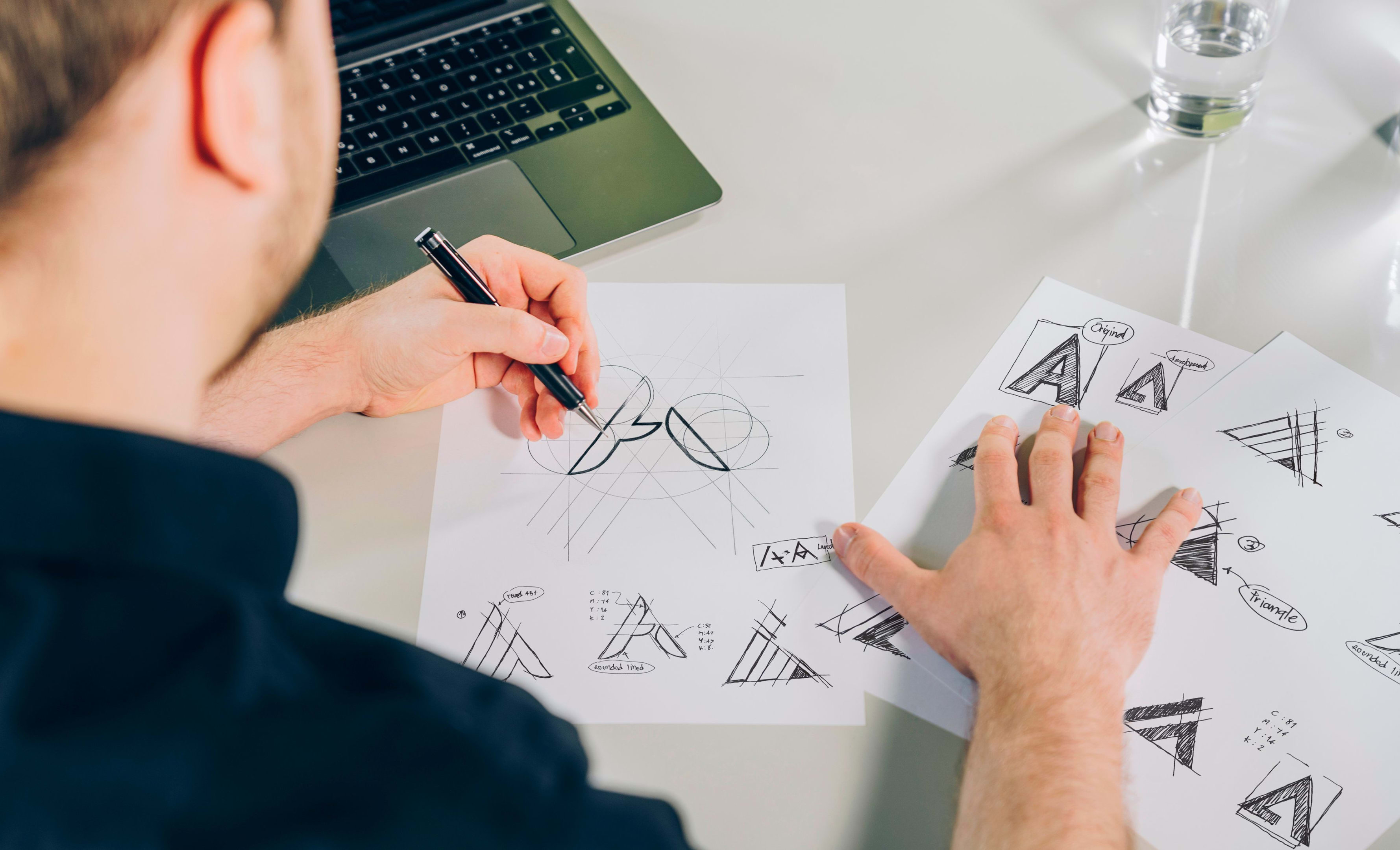 Zeichnung von zukünftigem Logo eines Unternehmens