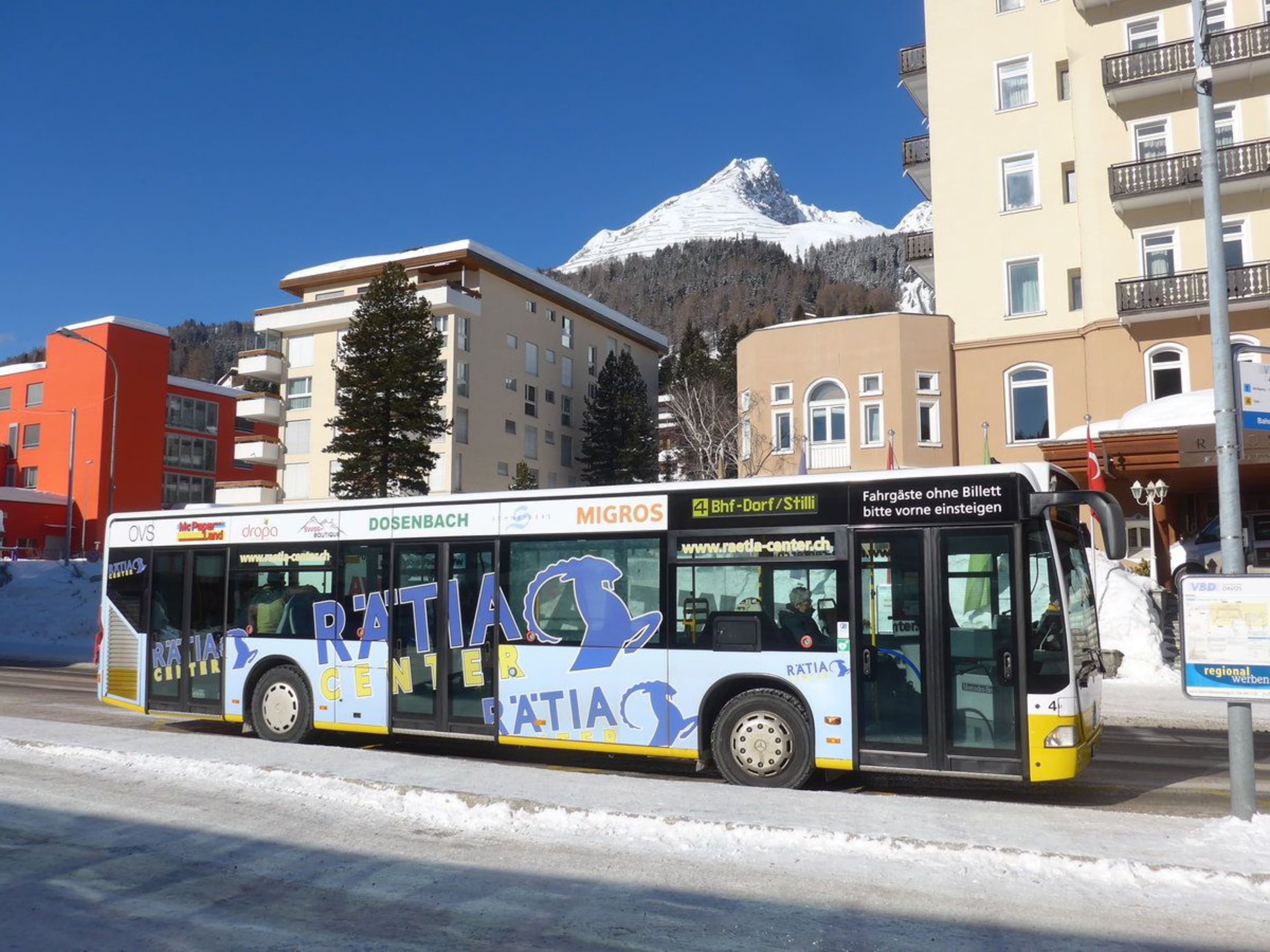 Ortsbus in Davos mit Rätia Center Werbung 