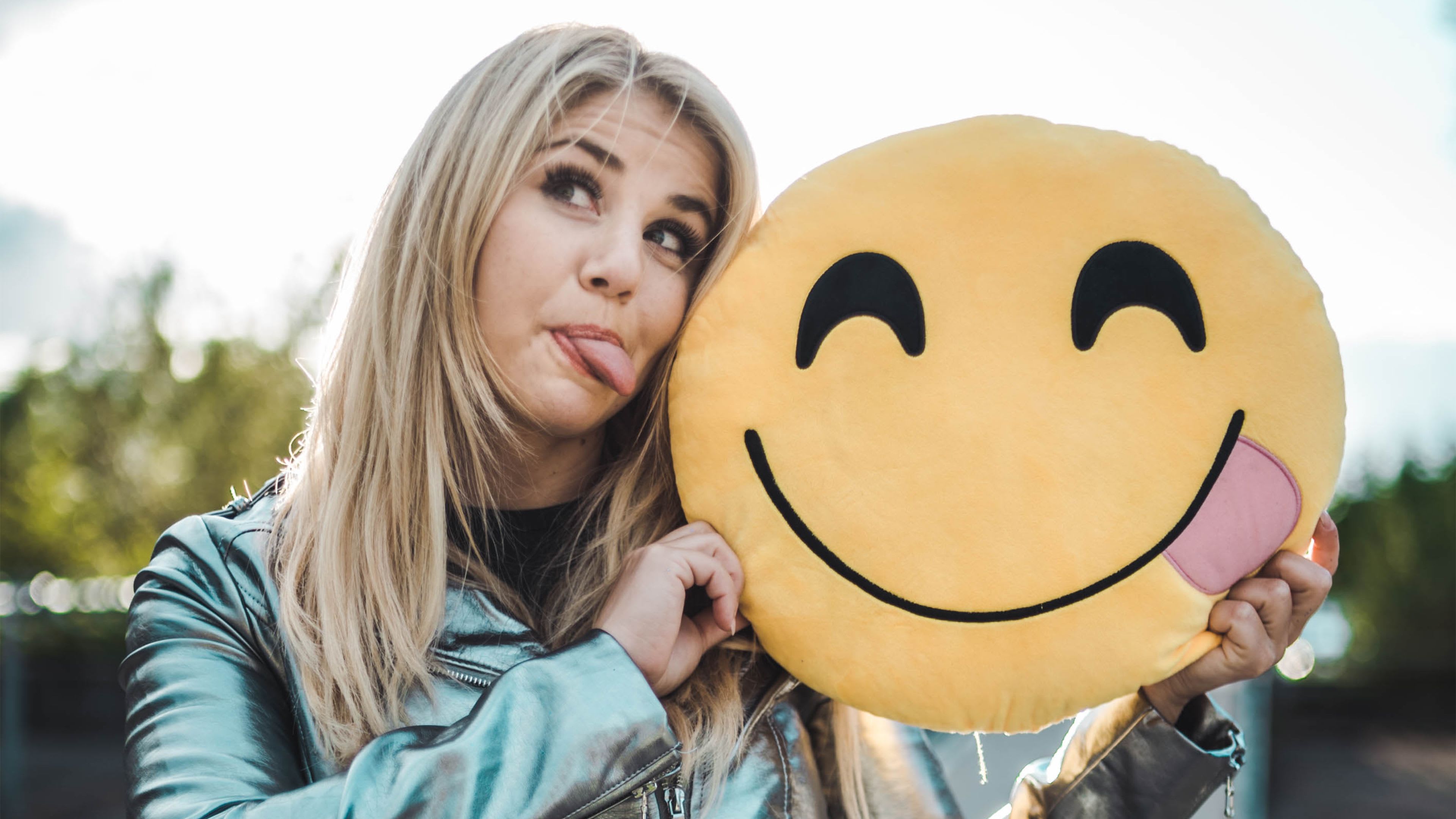 Foto mit Beatrice Egli mit grossem Smiley-Kissen