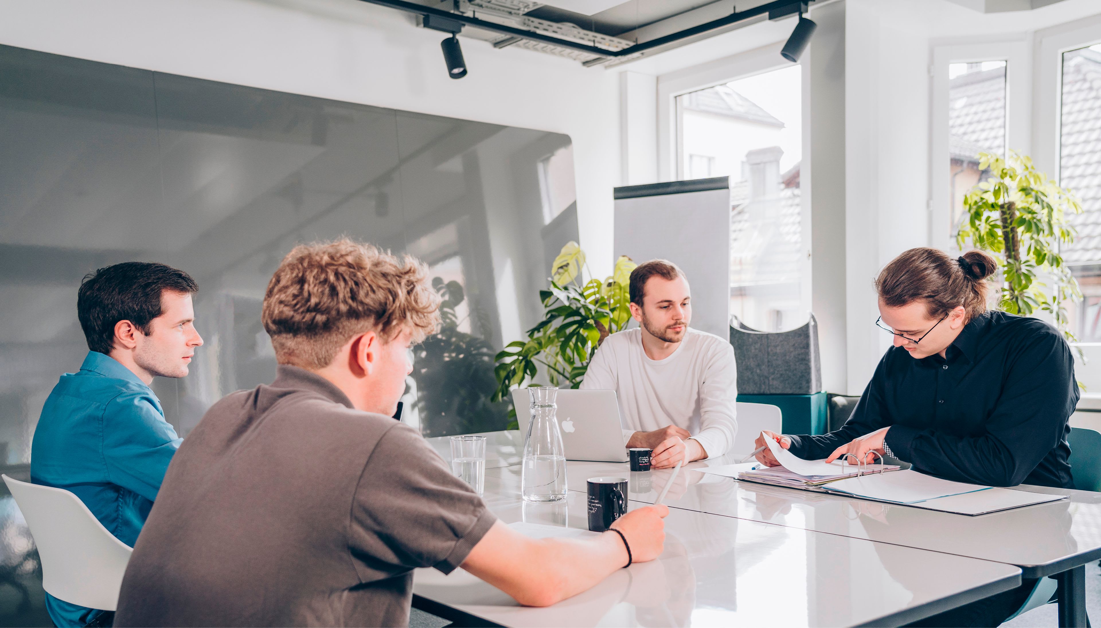 Foto einer Besprechung von Kundenwünschen im eigengrau Team besprochen