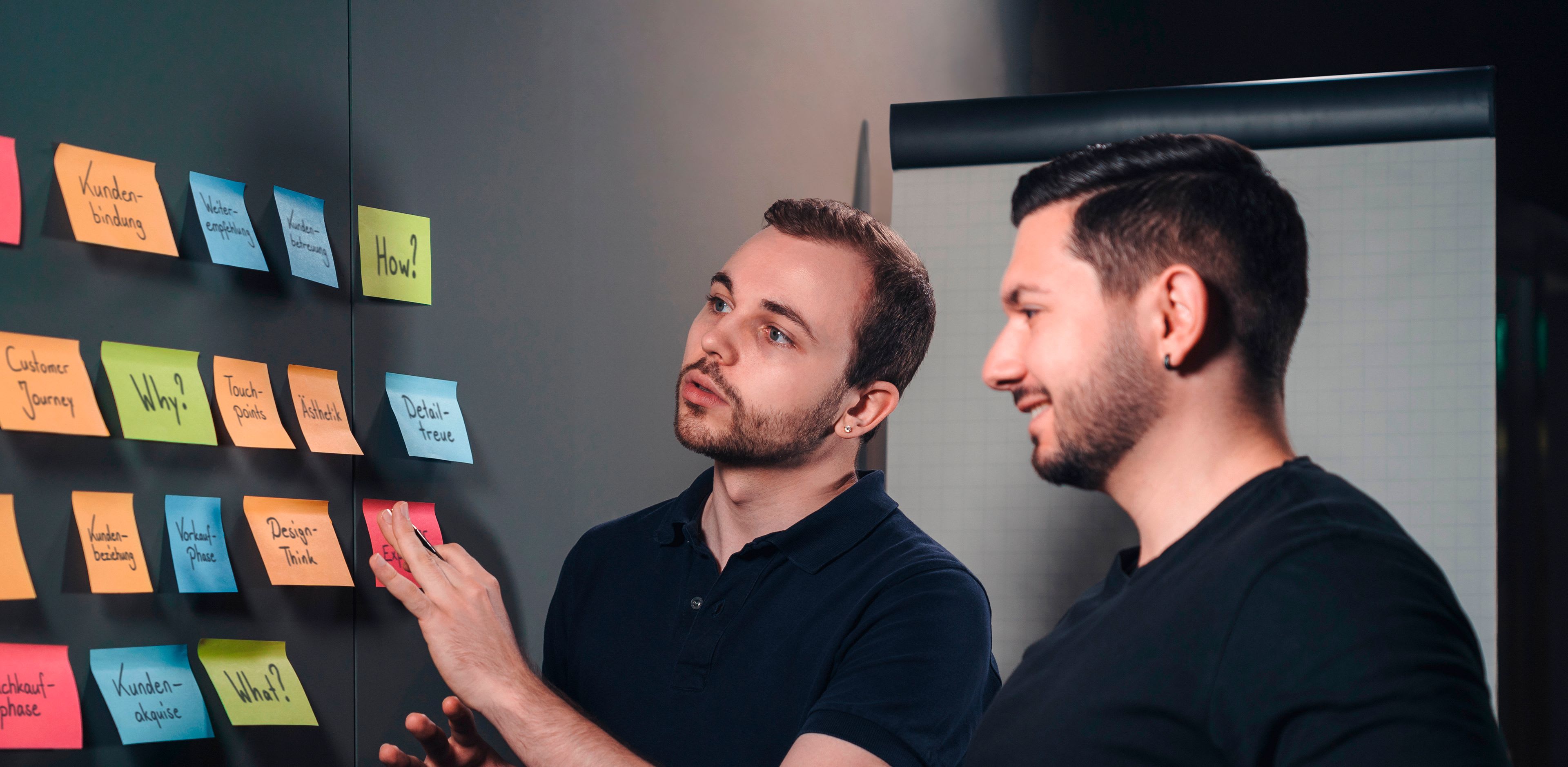 Die Unternehmensvision von eigengrau wird mit Post-it visualisiert und diskutiert