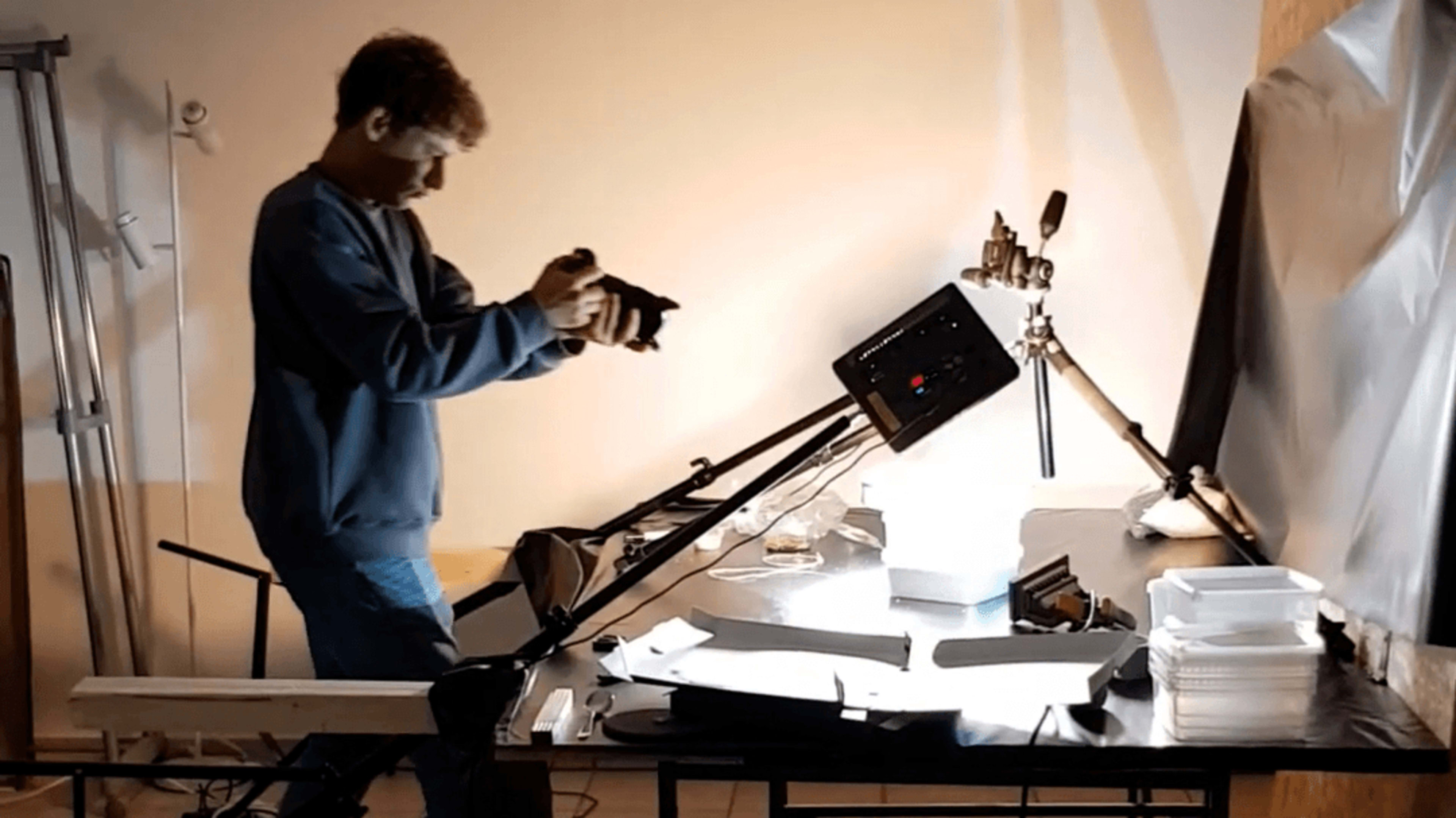 Behind the Scenes Foto bei dem die Produktvideos (drehende Pizza) mit einer professionellen Kamera und Produktstudio aufgenommen werden