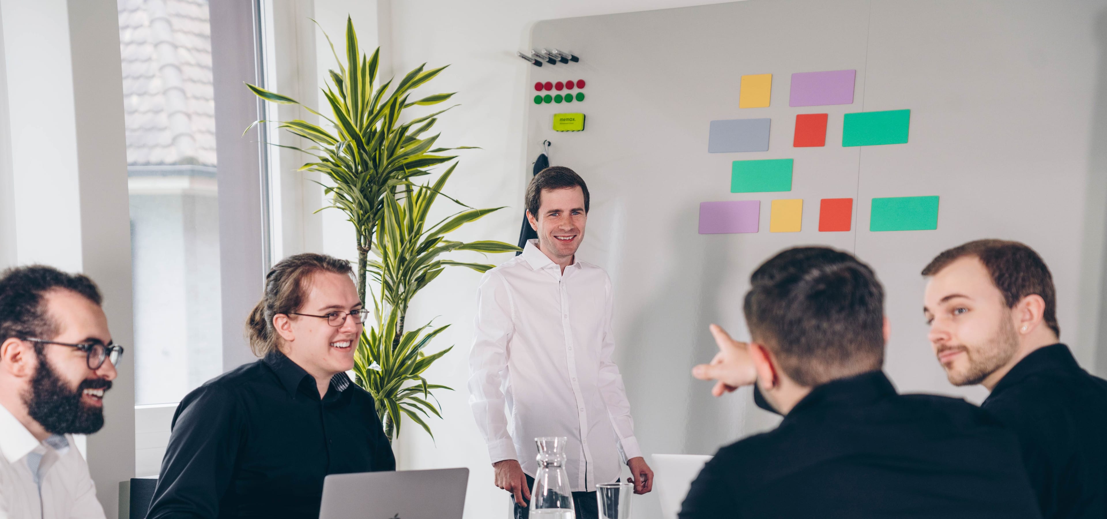 Foto einer Kundenprojektpräsentation im eigengrau Team mit Sascha Kycia, Nils Kümin und David Docampo