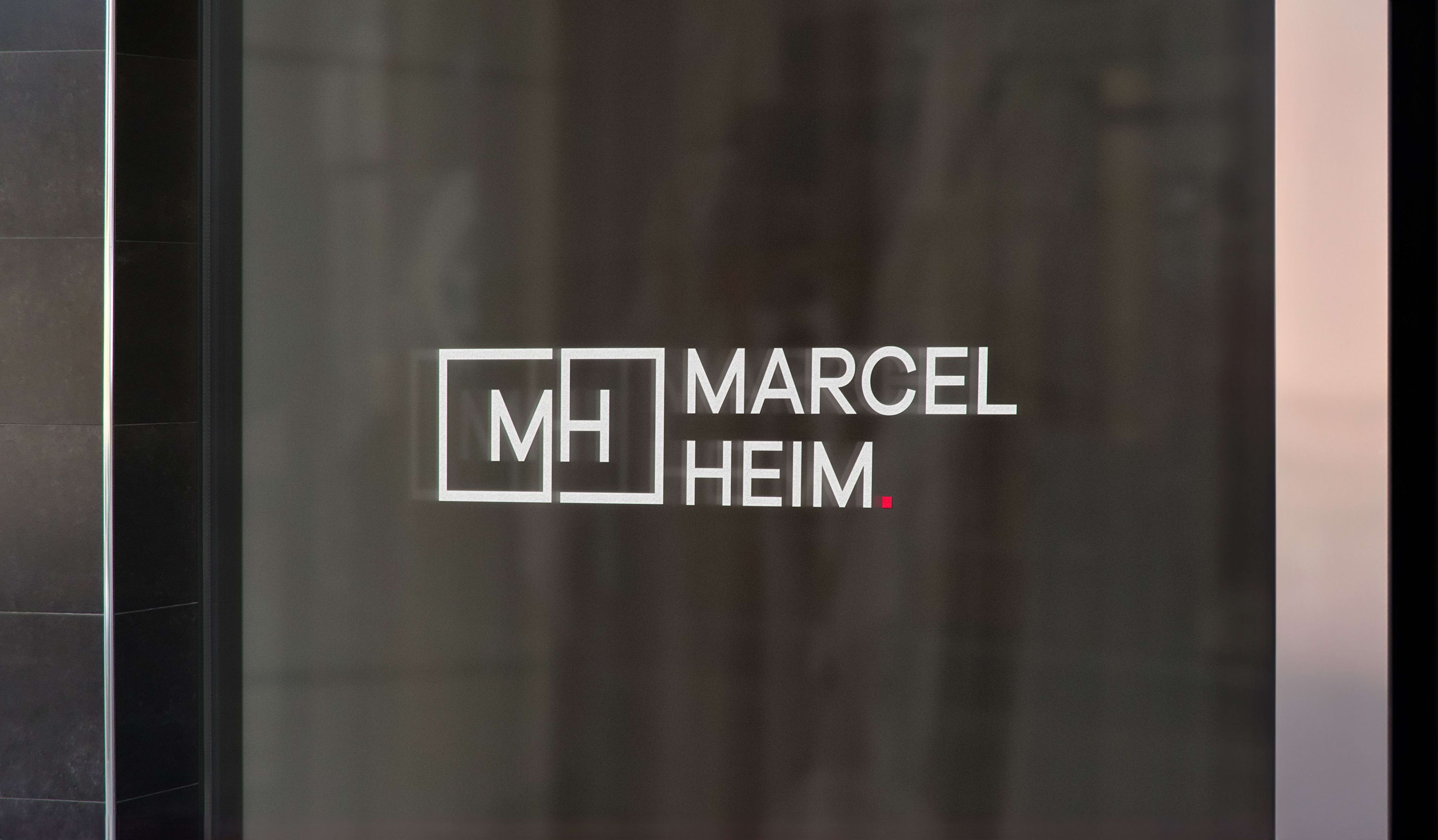 Ästhetische Visualisierung einer Fenster-Beschriftung für Marcel Heim