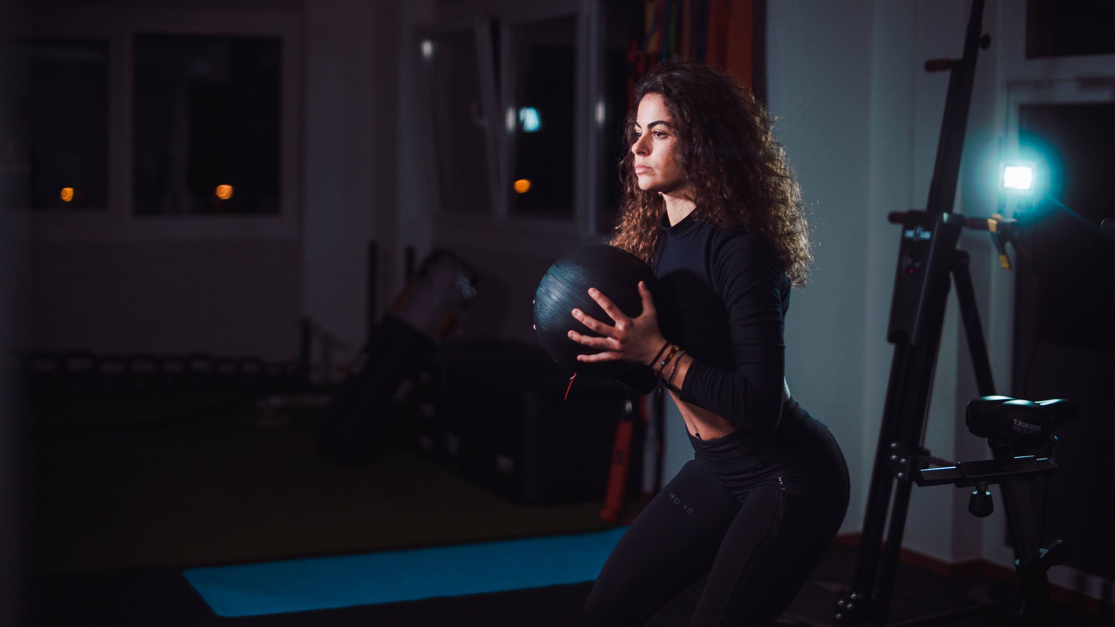Mystisches Foto einer Kundin von Prime Training in dem sie vor dem Spiegel mit einem schweren Gymnastikball trainiert
