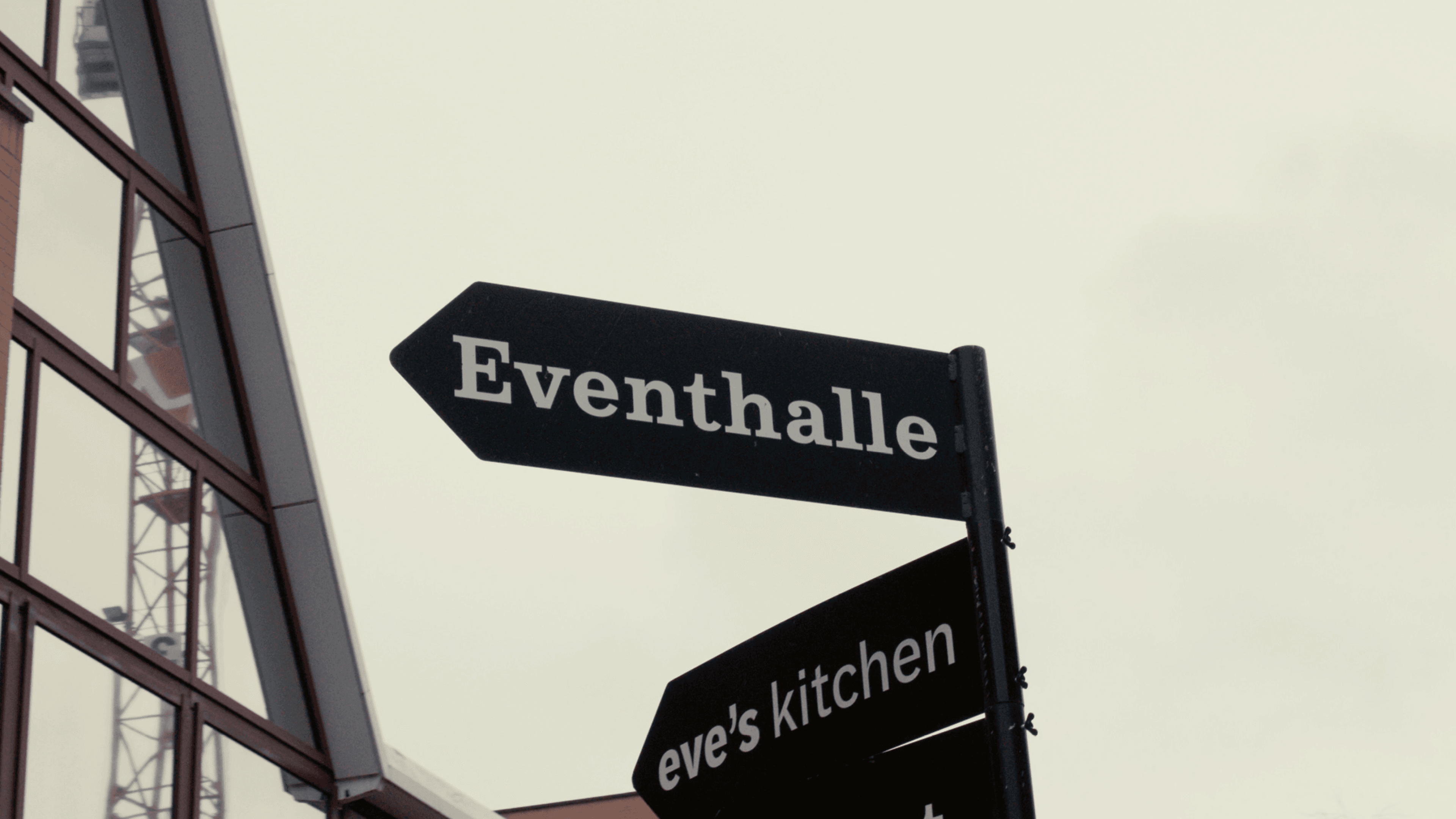 Vorschaubild für Eventvideos auf dem ein Wegschild mit der Überschrift "Eventhalle" zu sehen ist