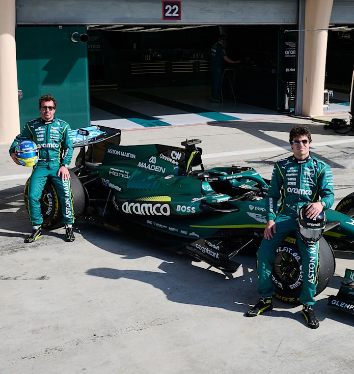 Fernando Alonso و Lance Stroll بجانب سيارة Aston Martin Aramco Formula One Team