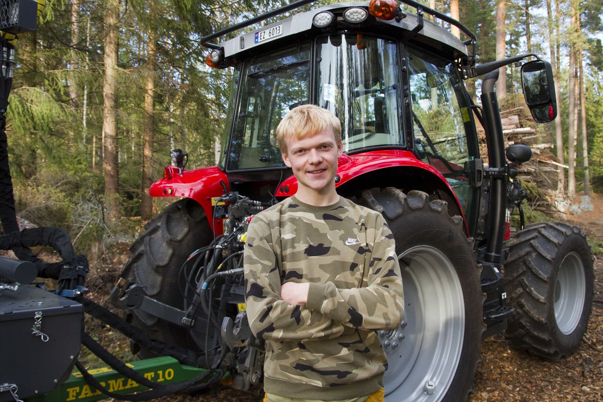 Skolebesøk med skogsrigget Massey Ferguson