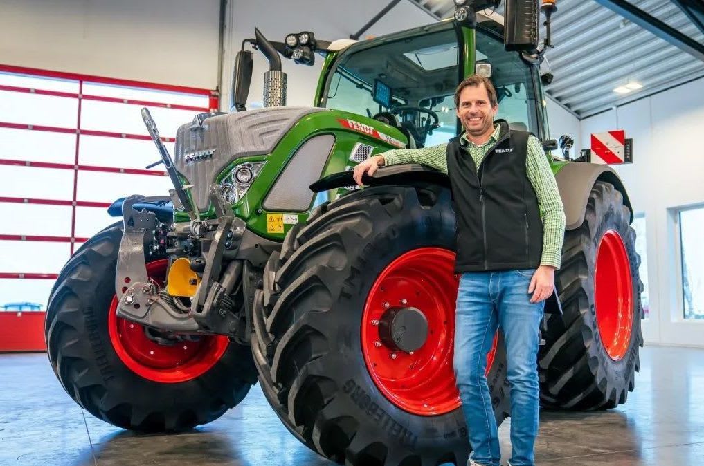 Allsidig traktor, suveren med frontlaster
