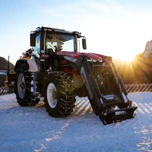 Gjennom de 7 siste årene, har Dag Håvard Muldbakken kjøpt 3 nye Massey Ferguson traktorer - sist en MF 8S med E-Power.