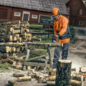 Her er de beste tipsene når du skal bruke motorsag. Foto: Husqvarna.