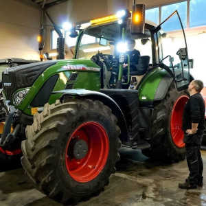 Montering av ekstrautstyr på en Fendt 724 Vario.