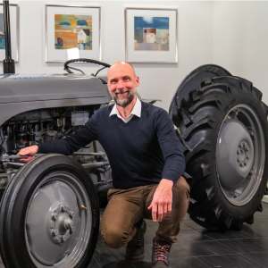 Trond Kjempekjenn, administrerende direktør i Eikmaskin, med Gråtassen i lokalene på Kjeller. Foto:Tun Byrå