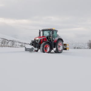 Bygger sitt eget lag – med Massey Ferguson 8S i front