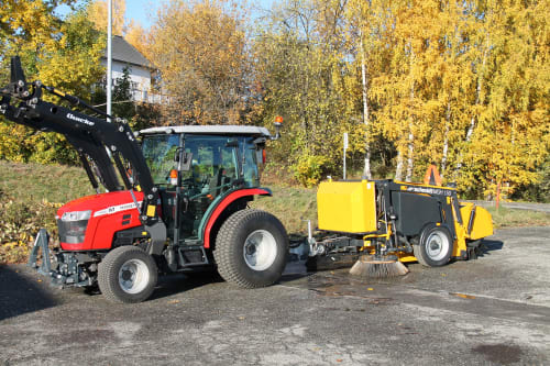 Massey Ferguson 1700-serie og Aebi Schmidt etterhengende feiemaskin