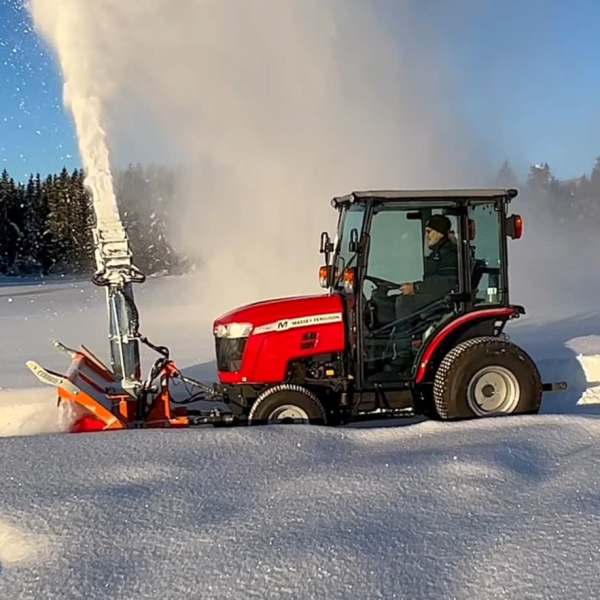 MF1740 M med Cerutti snøfres - en ypperlig ekvipasje for idrettsbaner.