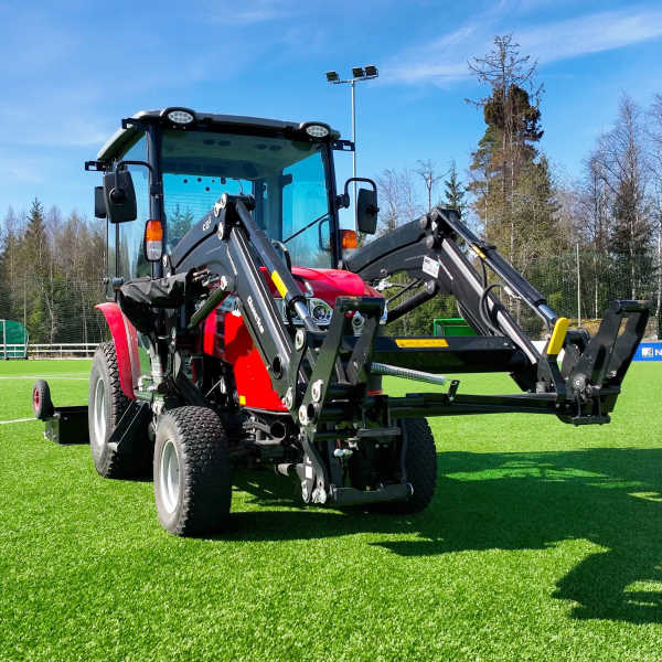 MF 1740 M er den perfekte traktoren for fotballbanen.