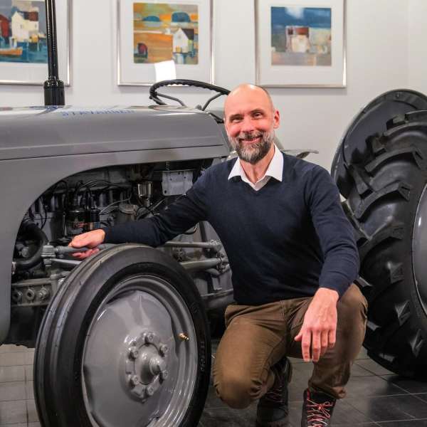 Trond Kjempekjenn, administrerende direktør i Eikmaskin, med Gråtassen i lokalene på Kjeller. Foto:Tun Byrå
