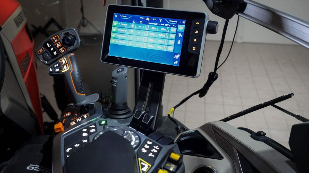 BLUETOOTH-TILKOBLING: Radio og telefon kan kobles opp via Bluetooth, slik at man kan bruke knappene i armlenet til å ta telefonen. 