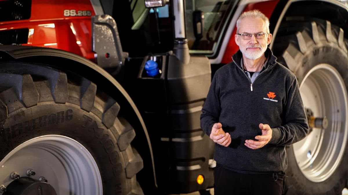 EKSPERTENS DOM: Massey Ferguson-ekspert Ole Jakob Rustad er imponert over MF 8S.  