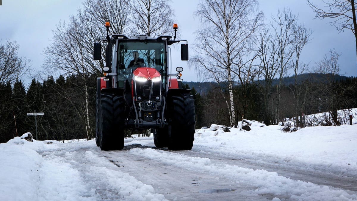 RETRO TRAKTORDESIGN: Med MF 8S er du godt synlig ute på med den tradisjonelle rødfargen og den ikoniske sølvstripen på panseret. 