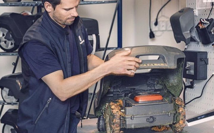 Godt vedlikehold forlenger levetiden på din robotgressklipper. Husk å rengjøre den, lade batteriene og lagre den frostfritt. Foto: Husqvarna.