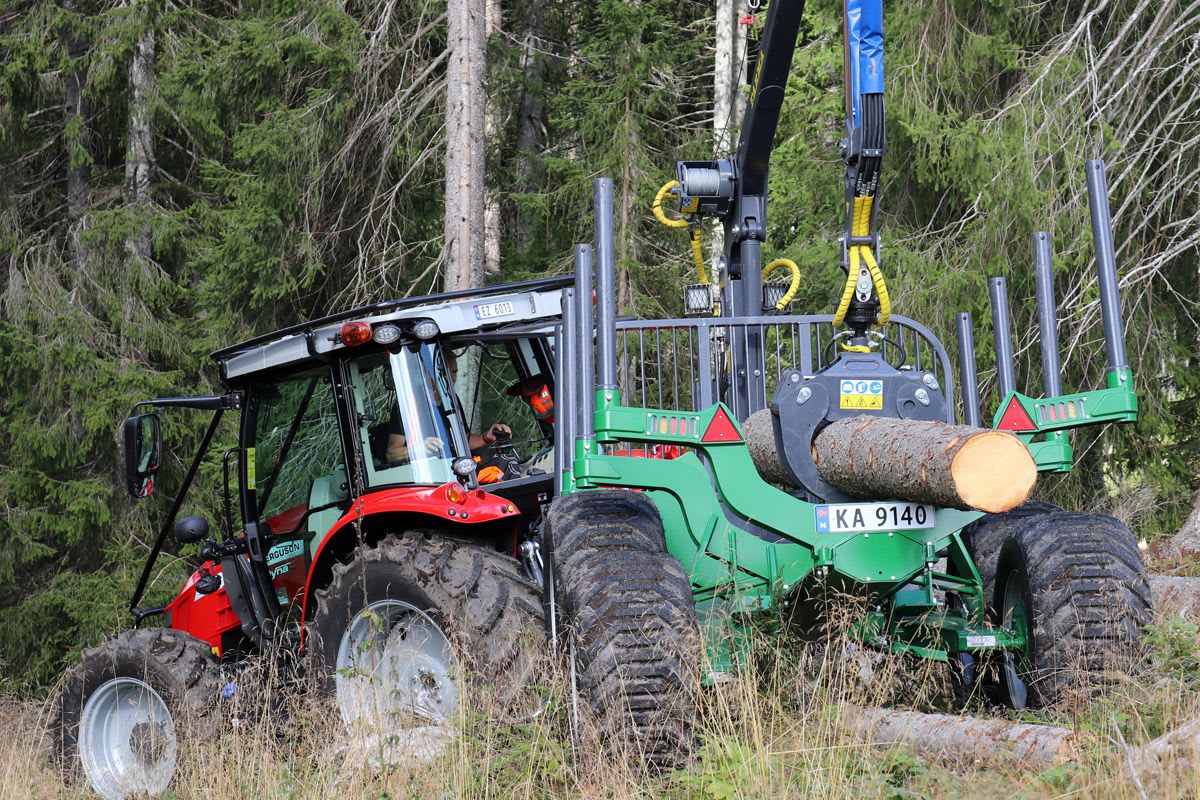Nå får du skogsrigget Massey Ferguson og Farma tømmerhengere fra Eiksenteret