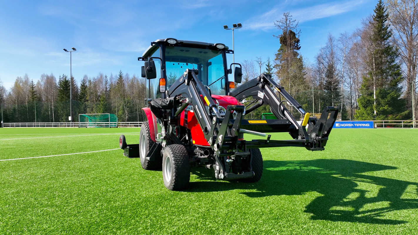MF 1740 M er den perfekte traktoren for fotballbanen.