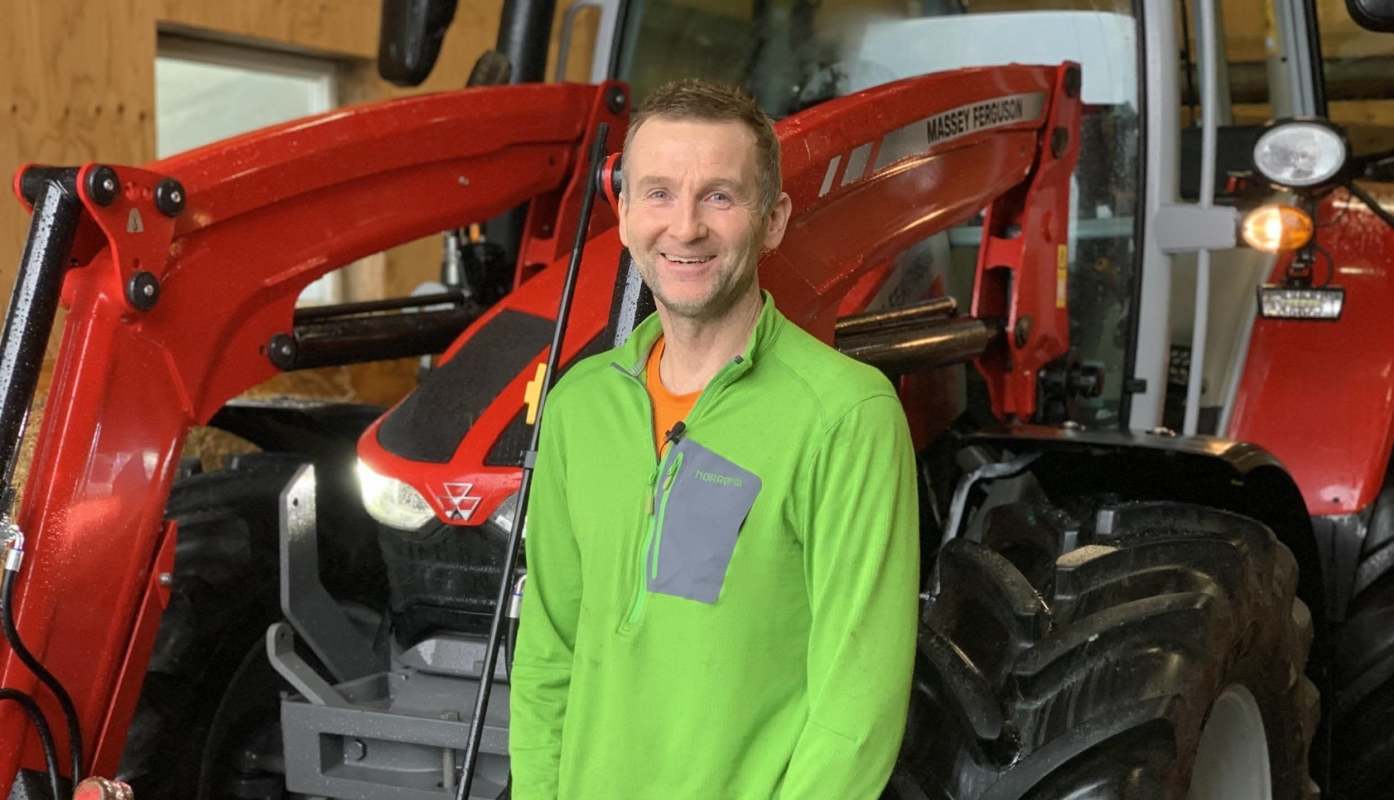 Kjartan Åsnes leder ei samdrift der de nylig har investert i en Massey Ferguson 5S 145 D4 Efficient.
