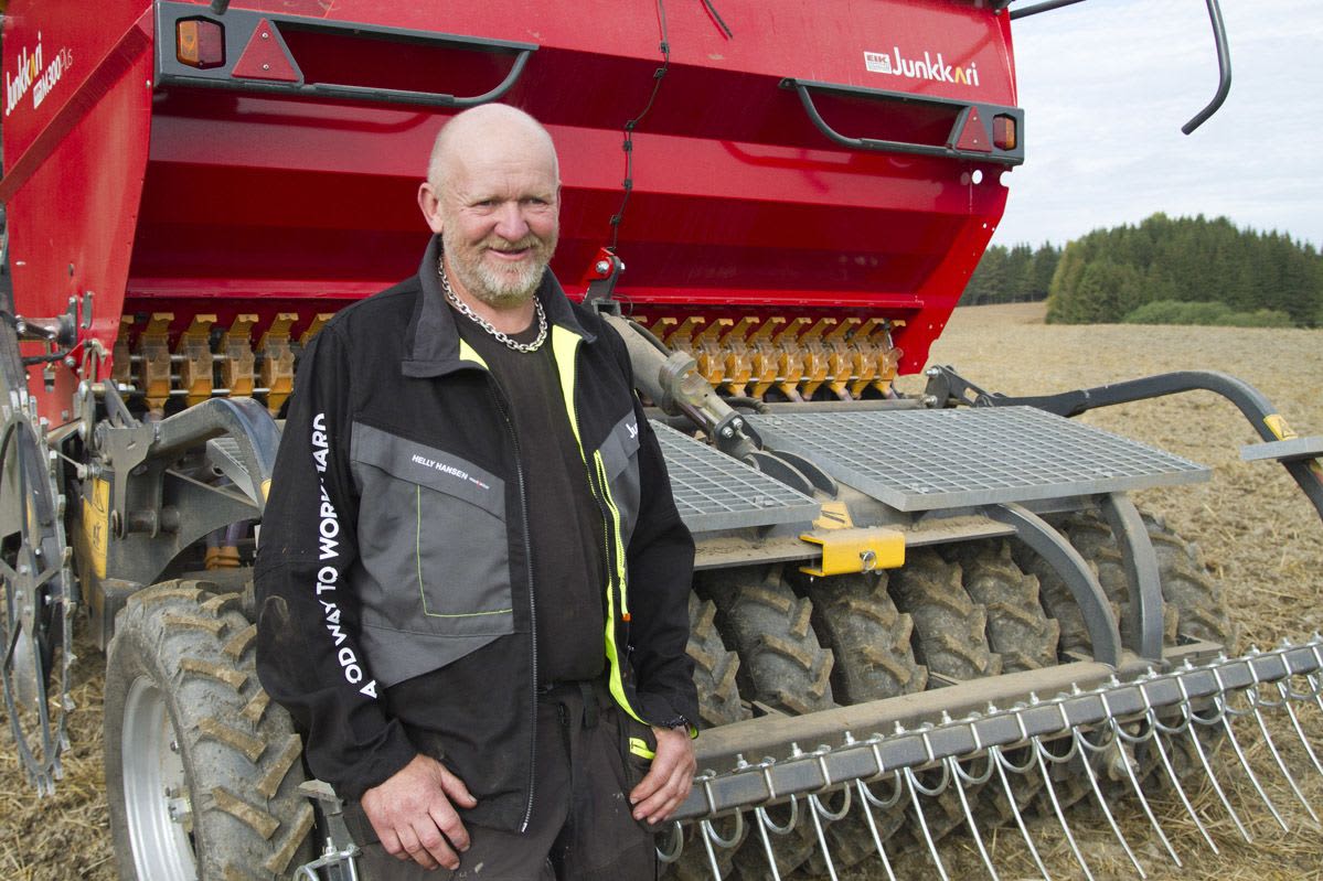 Kornprodusent Håkon Bjørnstad er fornøyd med sin nye Junkkari M300 Plus såmaskin som legger gjødsel og såkorn i samme labb. Det har gitt gode resultater i et vanskelig år. Foto: Lars Ovlien.
