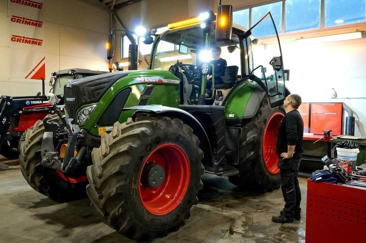 Montering av ekstrautstyr på en Fendt 724 Vario.