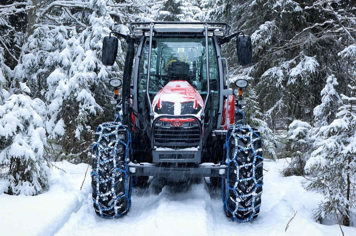 Med skogsutrustning på Massey Ferguson 5S, er det lite som kan stoppe den.