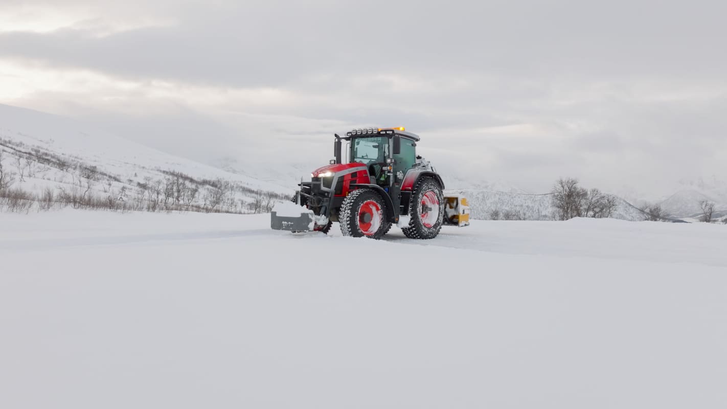 Bygger sitt eget lag – med Massey Ferguson 8S i front