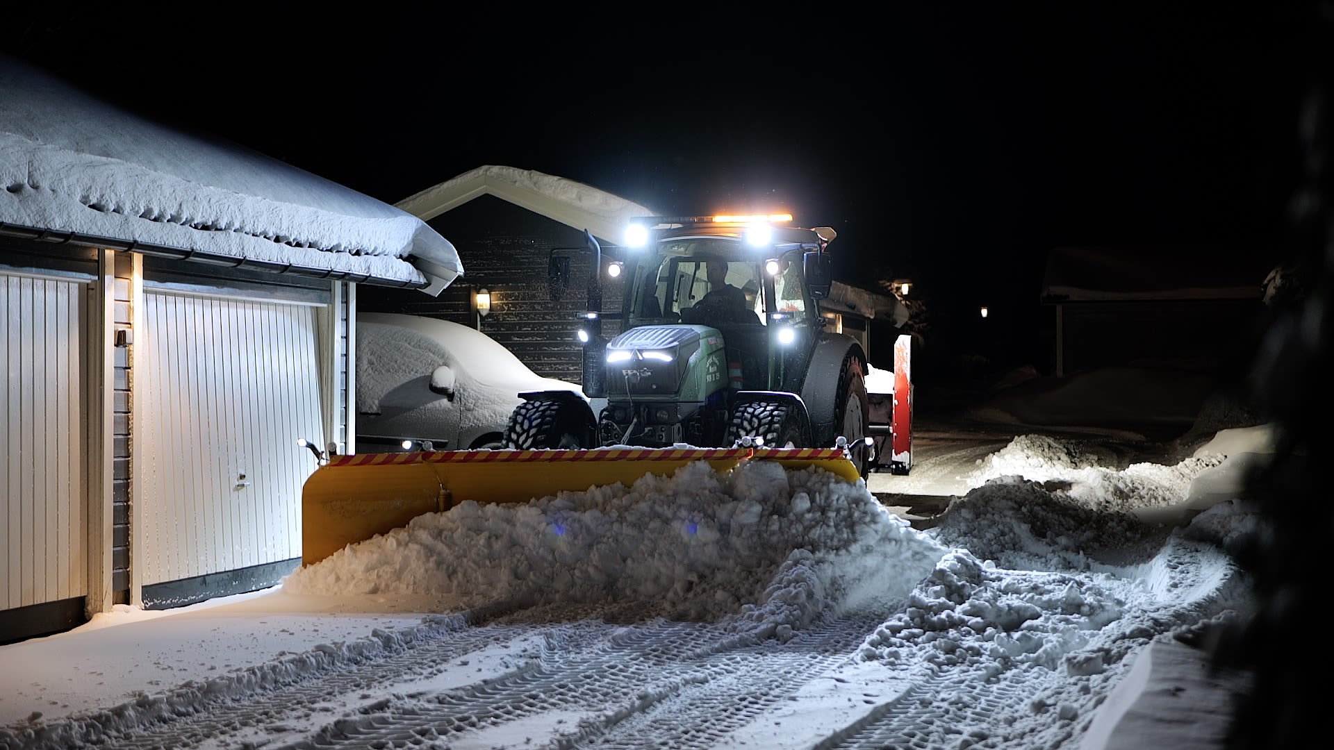 Fendt 728 med frontmontert fres