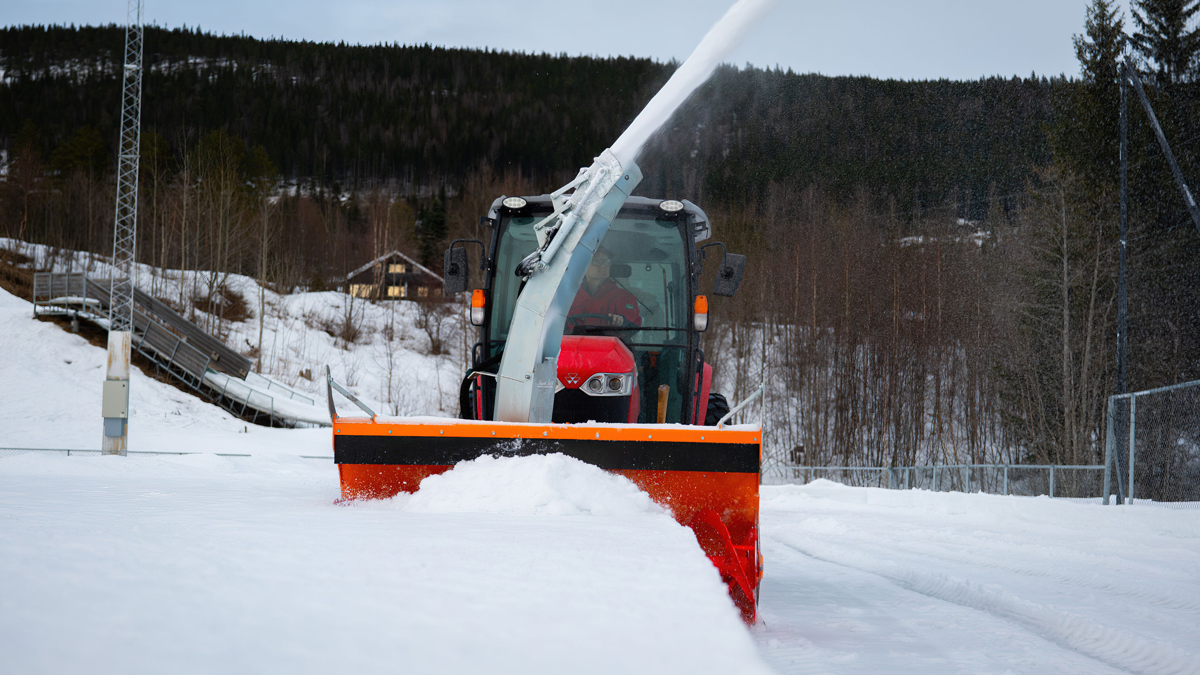 MF 1765 M med Cerutti snøfres er en ypperlig kombinasjon på idrettsbaner.