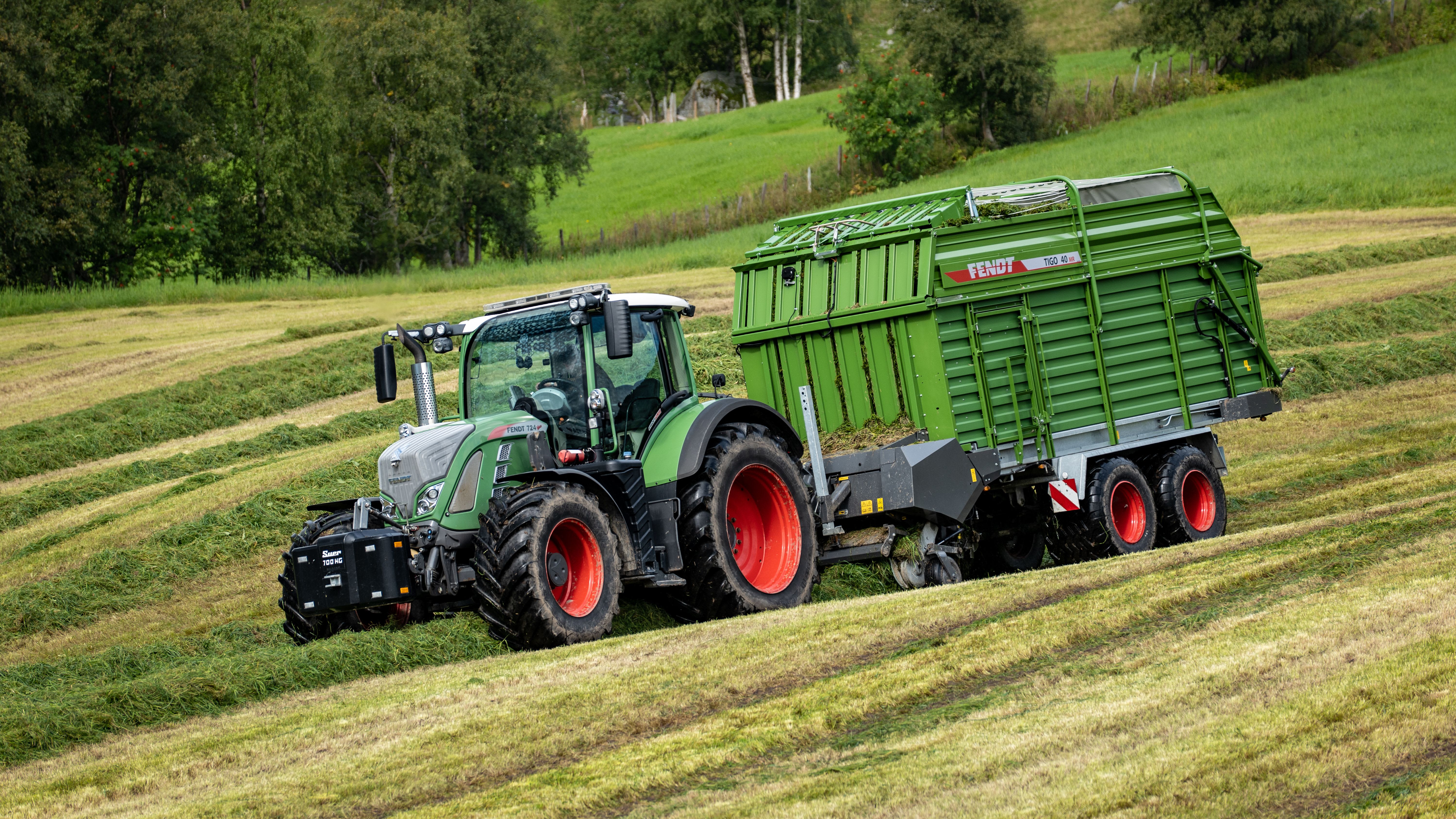 John foran sin Fendt 700 og Fendt Tigo