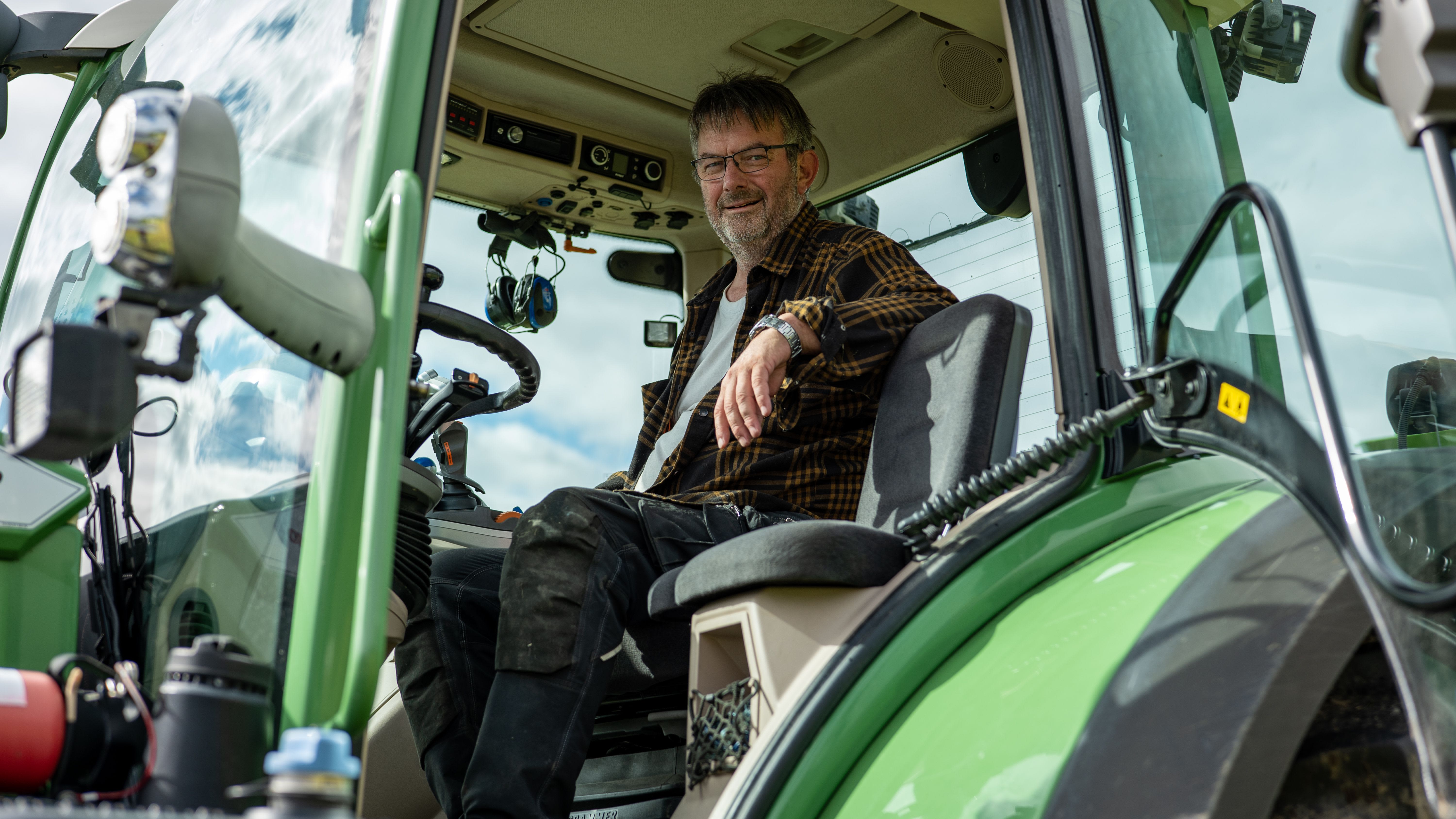 John foran sin Fendt 700 og Fendt Tigo