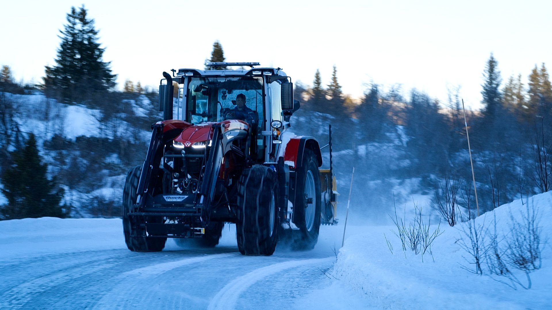 Gjennom de 7 siste årene, har Dag Håvard Muldbakken kjøpt 3 nye Massey Ferguson traktorer - sist en MF 8S med E-Power.