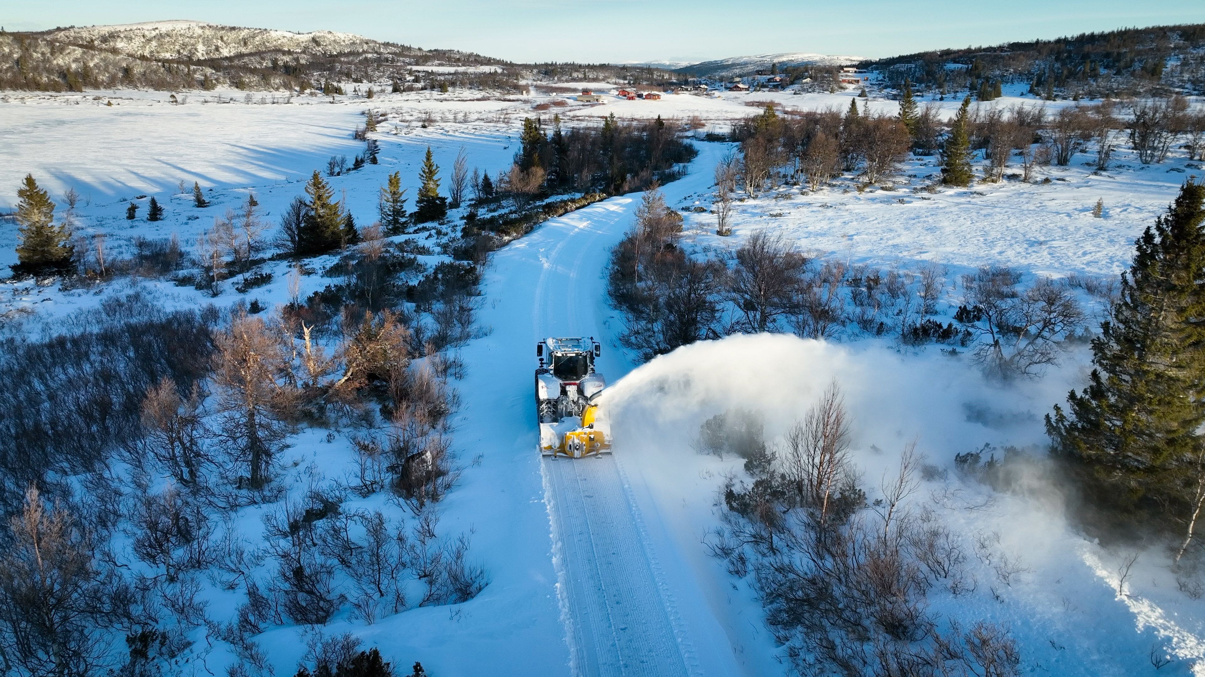 Gjennom de 7 siste årene, har Dag Håvard Muldbakken kjøpt 3 nye Massey Ferguson traktorer - sist en MF 8S med E-Power.