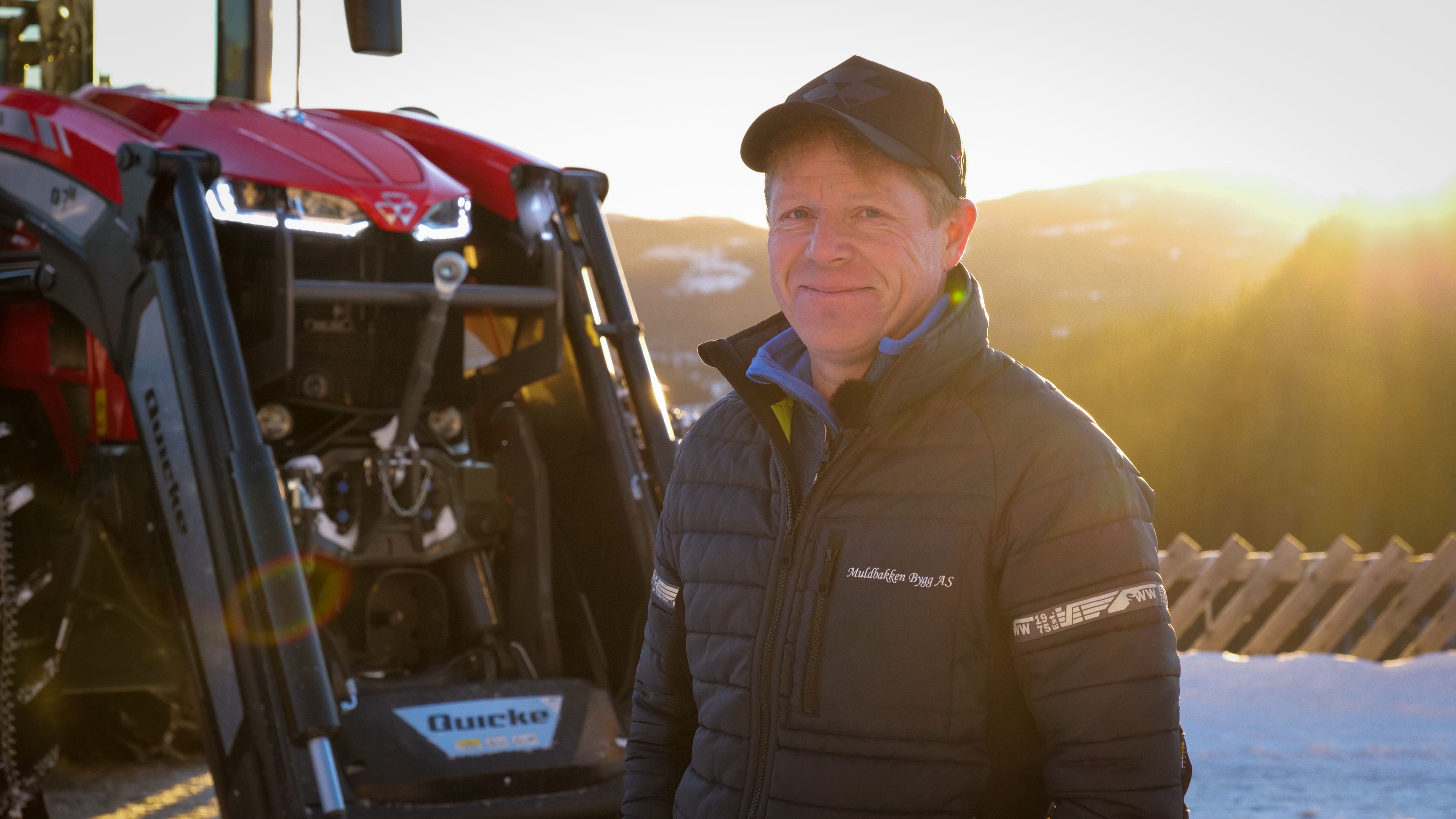 Gjennom de 7 siste årene, har Dag Håvard Muldbakken kjøpt 3 nye Massey Ferguson traktorer - sist en MF 8S med E-Power.