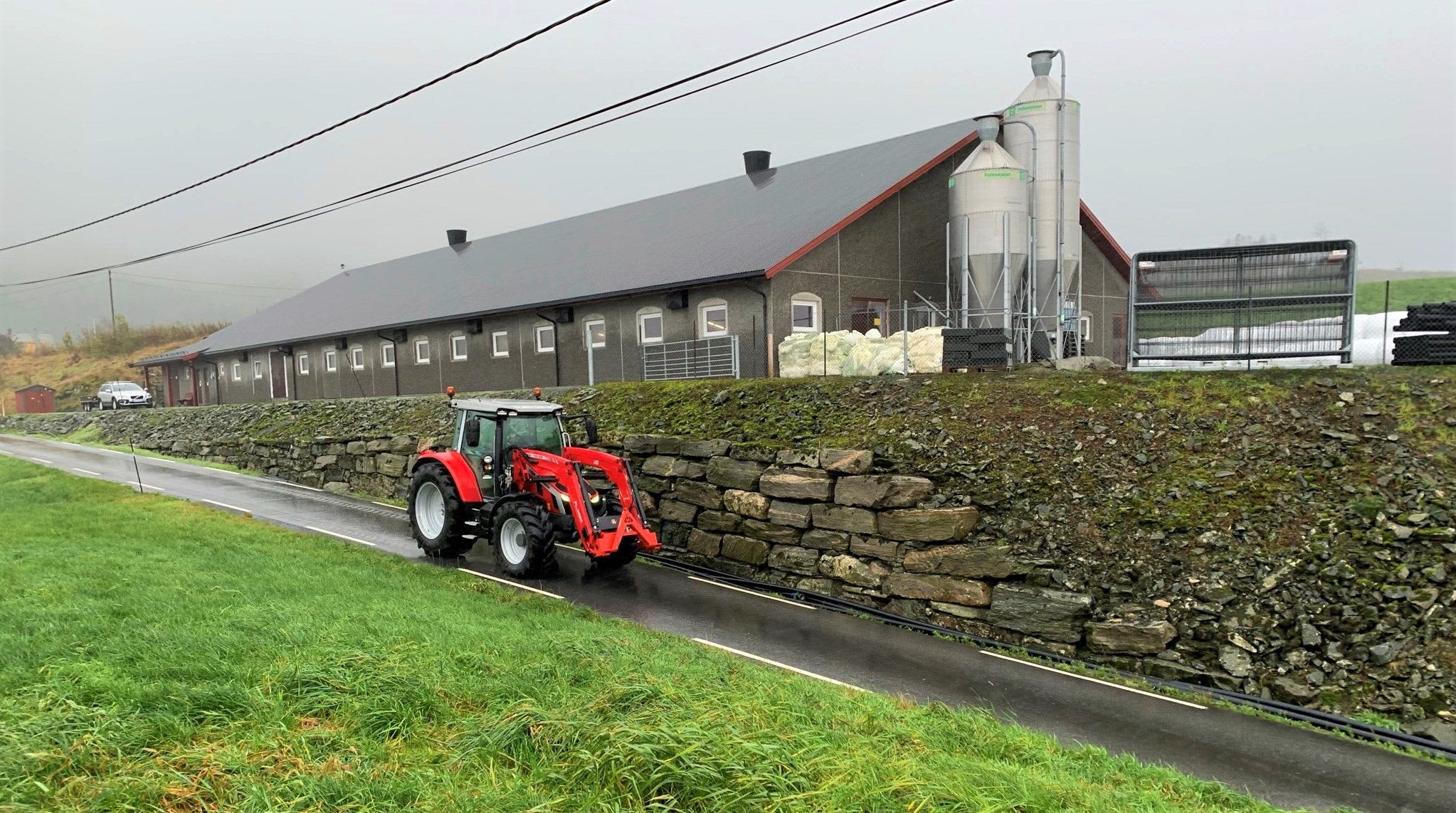Kjartan Åsnes leder ei samdrift der de nylig har investert i en Massey Ferguson 5S 145 D4 Efficient.