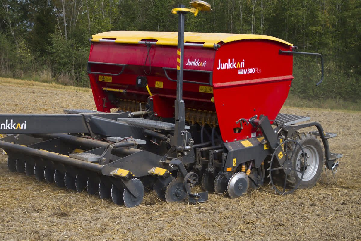Kornprodusent Håkon Bjørnstad er fornøyd med sin nye Junkkari M300 Plus såmaskin som legger gjødsel og såkorn i samme labb. Det har gitt gode resultater i et vanskelig år. Foto: Lars Ovlien.
