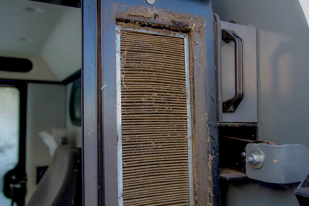 Serviceleder Arne Wethal hos Eiksenteret Sarpsborg foran en Comia C4. Han har gode råd for vedlikehold av treskeren din.